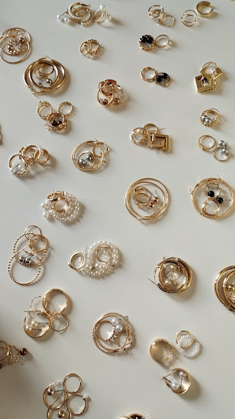 Lot Bijoux Surprise — 2 Paires de Boucles & 2 Bagues Dorées